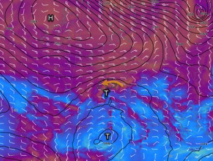 Linien (schwarz) gleicher Höhen Geopotential [dm], niederschlagbares Wasser [mm], Modellvorhersage IFS für Mittwoch 11 Uhr. Südlich der Alpen ist die Luftmasse deutlich feuchter als auf der Alpennordseite. Die Höhenströmung ist zyklonal gekrümmt über der Schweiz. 
