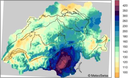 100-jährliche Widerkehrperiode der 24-stündigen Niederschläge [mm] in der Schweiz. Besonders die Alpensüdseite fällt teilweise durch grosse Mengen von über 300 mm auf. Dabei haben konvektive Prozesse meist einen grossen Einfluss. Auch bei den recht grossen Mengen den östlichen Voralpen entlang sind konvektive Prozesse mitbeteiligt.