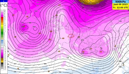 Höhenwetterkarte (500 hPa, ca. 5700 m) vom europäischen Prognosemodell für Freitag, 9. Juni 2023, 12 UTC. Dargestellt sind die Isohypsen (schwarze Linien) und die Temperatur (Farbflächen).