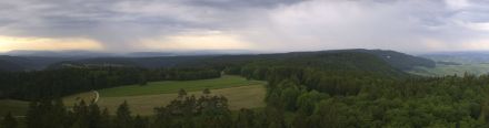 Die Webcam beim Hagenturm auf dem Randen hat in Richtung Südosten heute Morgen zwei Schauer «abgeknipst». Ein ungewohntes Bild, die letzten Tage war es am Morgen meist wolkenfrei. 