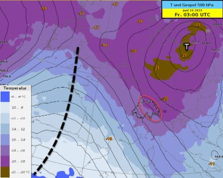 Temperatur [°C] und Isohypsen (schwarze Linien) auf 500 hPa um 5 Uhr, Modell IFS. Über der Iberischen Halbinsel und dem nahen Atlantik hat sich ein Höhenrücken aufgebaut (Rückenachse schwarz gestrichelte Linie), über Polen liegt ein Höhentief.