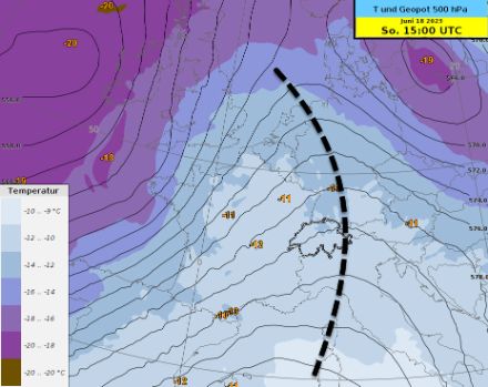 Temperatur [°C] und Isohypsen (schwarze Linien) auf 500 hPa am Sonntag um 17 Uhr, Modell IFS. Der Höhenrücken zieht weiter, die Rückenachse verabschiedet sich nach Osten. Mit südwestlichen Winden wird feuchte und warme Luft zu uns geführt, die konvektive Aktivität steigt mit zunehmender Hebung