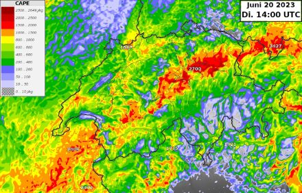 Sehr hohe CAPE-Werte simuliert das COSMO-1 Modell heute Nachmittag am Alpennordhang. 