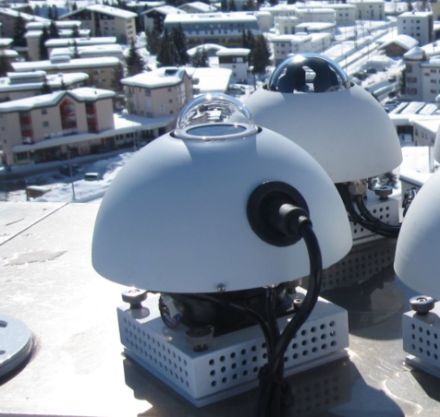 UV-Biometer messen die ultraviolette Strahlung. Das Bild zeigt die Biometer, die auf dem Dach des Physikalisch-Meteorologischen Observatoriums in Davos installiert sind.