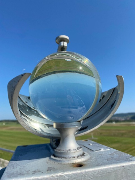 Heliograph (Instrument zur Messung der Sonnenscheindauer – heute im Ruhestand) der MeteoSchweiz am Flughafen Zürich-Kloten am 5.9.2021. 
