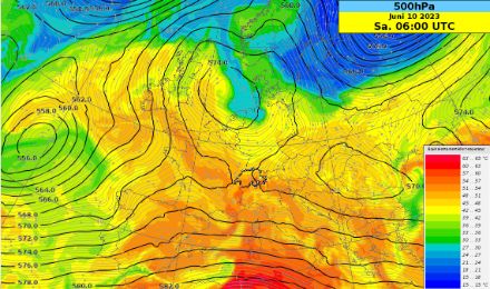 Abbildung 4: Geopotential (schwarze Konturen) sowie Strömungslinien (graue Konturen) auf 500 hPa (ca. 5500 m ü.M), Äquipotentielle Temperatur auf 850 hPa.