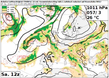 Abbildung 5: Relative Feuchtigkeit auf 700 hPa, 12-std. Gesamtniederschlag (rote Linien) und Luftdruck auf Meereshöhe (schwarze Kontouren) für Sa, 10. Juni 23. 