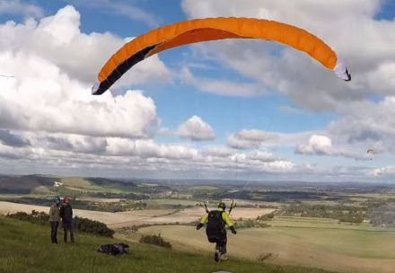 Beim Start zu einem Gleitschirmflug sollte der Wind nicht allzu böig sein. 