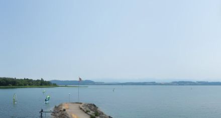 Surfer auf einem See.