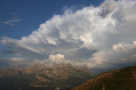 Bei grösseren Gewitter verdecken oft andere Wolken Teile des Ambosses. Hier ist er aber immer noch gut zu erkennen.
