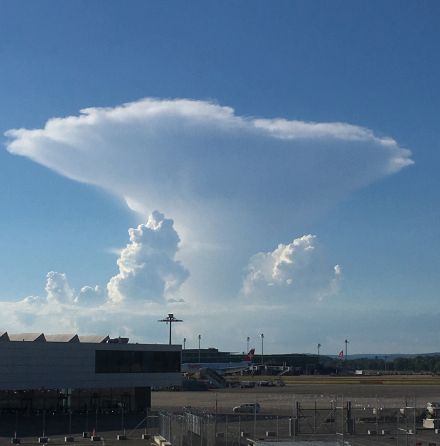 So wie der Dampf aus der Geschirrwaschmaschine an der Decke auseinanderströmt, so fliesst auch diese Gewitterwolke an der Sperrschicht (Tropopause)  auseinander. Die kleineren Wolken links und rechts können dagegen vorerst noch ungehindert in die Höhe quellen. 