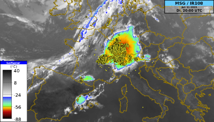 Satellitenbild von Dienstagabend, um 22 Uhr Lokalzeit, überlagert mit den zum Zeitpunkt registrierten Blitzentladungen. 