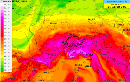 Prognose der äquivalentpotentiellen Temperatur (Theta Ae) nach dem europäischen IFS-Modell für den Dienstagabend, 18.07.2023 um 20:00 Uhr. Je röter die Farbe, desto wärmer und feuchter, also desto energiereicher die Luftmasse.