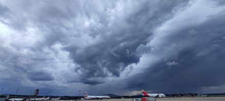 Gewitterstimmung über dem Flughafen Zürich-Kloten.