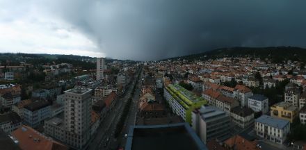 Das herannahende Gewitter über La Chaux-de-Fonds. Das Gewitter war gekennzeichnet durch einen extrem dichten Niederschlagsvorhang, welche ebenfalls auf das Potential eines starken Downburst hindeutet. 