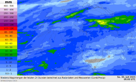 Niederschlagssumme des gestrigen Gewittertages (Summe von Samstag 6 UTC bis 6 UTC des heutigen Sonntages) anhand Radardaten und Stationsmesswerten. Die Superzelle brachte die höchsten Summen zustande (um 25 mm, lokal ca. 40-60 mm). 