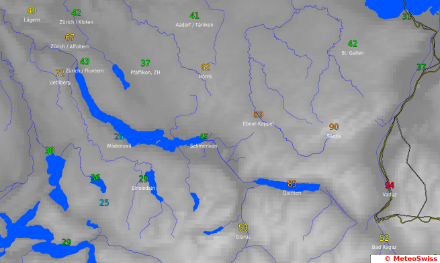 Böenspitzen in km/h, die von der Superzelle verursacht wurden. Während dort, wo der grösste Hagel produziert wurde (Zürcher Oberland), keine Sturmböen registriert wurden, war dies dort der Fall, wo sich die Gewitterzelle allmählich abschwächte (Toggenburg, St. Galler Rheintal). 