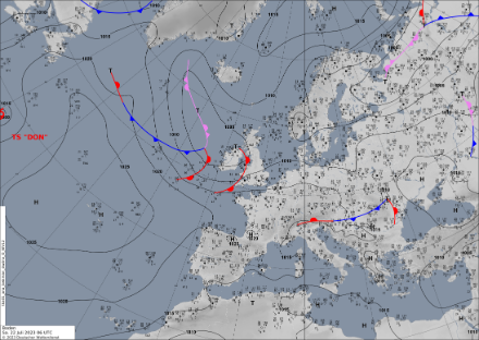 Bodenwetterkarte um 8 Uhr. Das Azorenhoch schickte einen Ausläufer in Richtung Mitteleuropa. Auf der Alpensüdseite lag noch wärmere und feuchtere Luft als nördlich davon. 