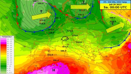 Strömungslage über Europa und dem nahen Atlantik am 29.07.2023, 0 UTC. Dargestellt ist das 500 hPa Geopotential (schwarze Linien), 850 hPa Temperatur (farbige Flächen), sowie die Fronten. Die gelben Pfeile zeigen die Verlagerungsrichtung der Tiefdruckgebiete.