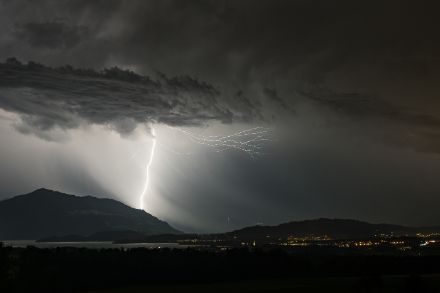 Blitzentladung an der Rigi bei Nacht.
