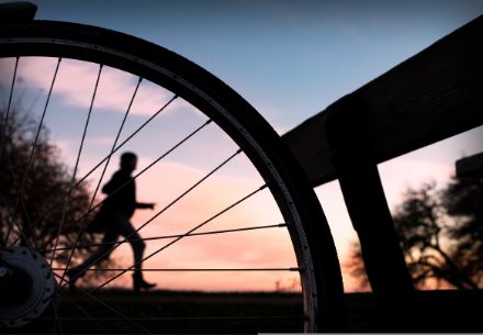 An heissen und sonnigen Sommertagen empfiehlt es sich, Sport entweder am Morgen oder spät am Abend zu betreiben, um die Zeit mit der höchsten Ozonkonzentration zu vermeiden.