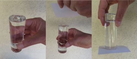Dank des Luftdruckes kann ein Glas umgedreht werden, ohne einen Tropfen zu verschütten 
