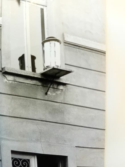 Die Temperaturmessung in Bellinzona erfolgte während langer Zeit, das heisst von etwa 1898 bis 1980 im gleichen Haus. Das Thermometer war in einem sogenannten Zinkblechgehäuse untergebracht, welches an der Nordwestfassade des Hauses vor einem Fenster platziert war. Die Temperatur wurden jeweils um 07.30 Uhr, um 13.30 Uhr und um 21.30 Uhr (ab 1971 um 19.30 Uhr) abgelesen. 