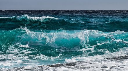 Wellen und Strömungen vermischen das Wasser im Ozean. Die Sonne muss deshalb über dem Meer viel mehr Masse erwärmen als über dem Kontinent, wo sie «lediglich» eine dünne Bodenschicht und die Luft aufheizen muss. 