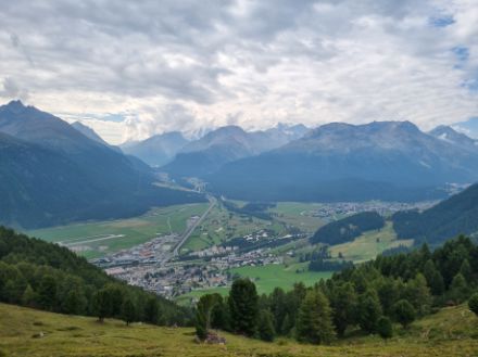 Im Oberengadin gab es am Dienstagvormittag ein paar ausgedehnte mittelhohe Wolkenfelder, welche die Sicht auf den Bernina etwas versperrten. Solche Schattenspender wird man ab dem kommenden Wochenende wohl recht vergeblich suchen. Bild: Y. Karrer
