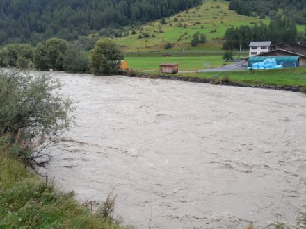 Der Inn bei Zernez erreichte ebenfalls einen hohen Wasserpegel.