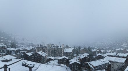 Die Niederschlagsabkühlung sorgte in Zermatt am Montagvormittag zeitweise für mässigen Schneefall.