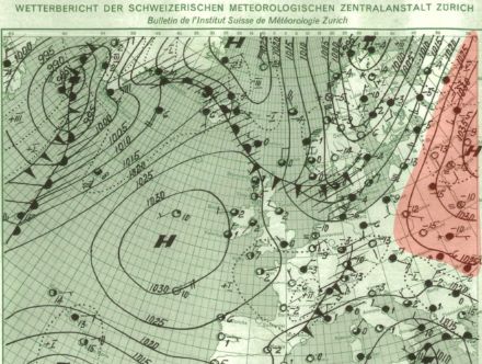 Diese Karte aus dem Archiv von MeteoSchweiz zeigt einen Teil des Weltrekord-Hochs mit dem Zentrum Sibirien (in rot). Wie zu sehen ist, sind die Isobaren trotz sehr hoher Drücke (was auch beim Azorenhoch mit 1030 hPa in der Bildmitte der Fall ist) in der Nähe des Hochzentrums weit voneinander entfernt, da ihre Verengung in Abhängigkeit des Krümmungsradius theoretisch begrenzt ist.