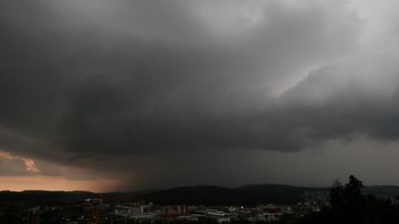 Typisch für gewittrige Lagen: An einem Ort schüttet es wie aus Kübeln und im Nachbarort bleibt es trocken. Wo genau der Sturzregen niedergeht, ist nicht vorhersehbar.