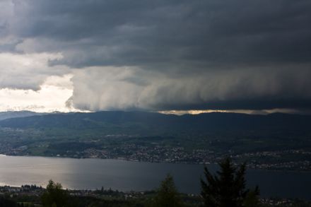 Ein spektakuläres Warnzeichen: Ein solcher Wolkenkragen /Shelfcloud entwickelt sich unmittelbar an der Böenfront. Allerdings tritt diese Wolke nicht immer auf, es kann auch zu Sturmböen kommen, ohne dass sie in Erscheinung tritt.