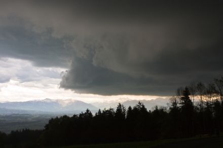 Hier erkennt jeder, dass ein Unwetter aufzieht. Heute können jedoch auch noch weit weg von Gewittern Sturmböen auftreten