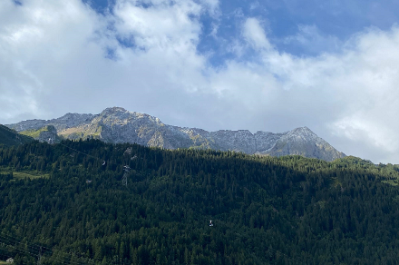 Wie nicht selten bei zyklonalen Nordlagen war heute in Airolo die Bewölkung bereits stark aufgelockert, und die Sonne kam hie und da zum Vorschein.