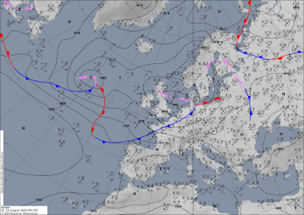 Bodenwetterkarte vom 1. August 2023 um 00 UTC. Die Kaltfront, welche uns heute Morgen erreichte, ist noch über der Bretagne positioniert, das antreibende Tief über der Nordsee.