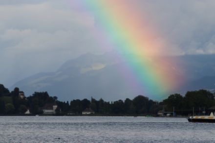 Breiter Regenbogen über dem Zürichsee.