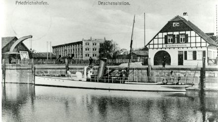 Die Drachenstation von Friedrichshafen am Bodensee. Davor liegt das Drachenaufstiegsschiff GNA.