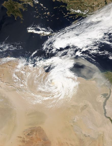 Satellitenbild des abschwächenden Sturms Daniel über Ägypten. Eine Sandwolke ist über dem Wasser des Mittelmeeres deutlich erkennbar.