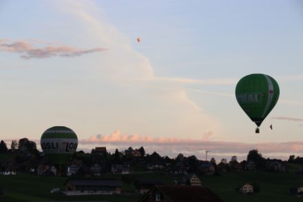 Startende Heissluftballone vor Morgenhimmel.