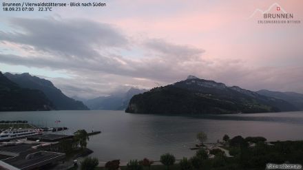 In den Föhnregionen startete der Tag teils noch freundlich, wie hier in Brunnen. 