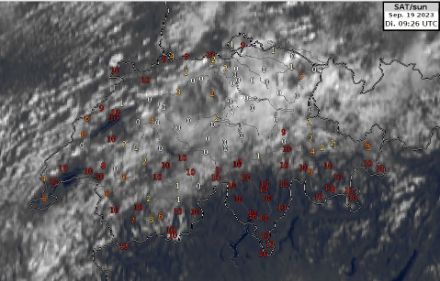 Satellitenbild überlagert mit der Sonnenscheindauer der letzten 10 Minuten in Minuten am 19.9.2023 um 11:26 Uhr Lokalzeit (10=10 Minuten Sonnenschein, 0=keine Sonne). Auf der Alpennordseite gibt es in der Westschweiz bereits längere sonnige Abschnitte. 