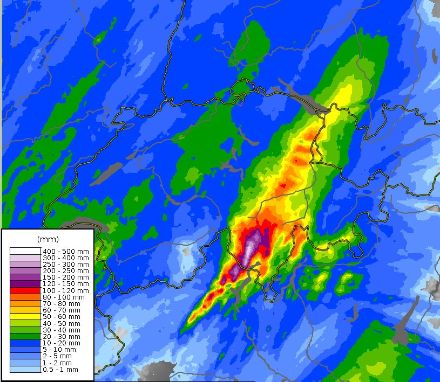 Bild1: 24-Stunden Regensumme von Donnerstag 13 Uhr bis Freitag 13 Uhr, entstanden aus einer Kombination aus Radardaten und Messstationen. Auffällig das schmale Band mit sehr intensiven Niederschlägen im westlichen Tessin. 