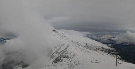 Wintereinbruch mit bedrohlich dunklem Himmel auf dem Piz Scalottas oberhalb der Lenzerheide heute Freitag. Bald schon wird die Sonne dem Schnee ein Ende setzen