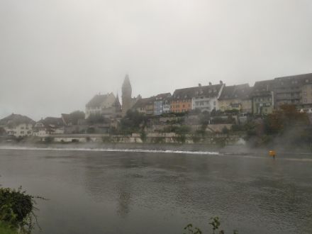 Bremgarten AG am Sonntagmorgen unter dem Nebelgrau. Bild: Meteomeldungen/App