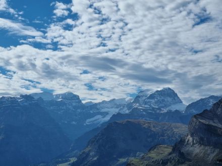 Blick vom Gumengrat zum Tödi (rechts) und Bifertenstock (rechts). Am Morgen zogen einige Wolkenfelder einer kaum aktiven Störungszone über die Alpennordseite hinweg.