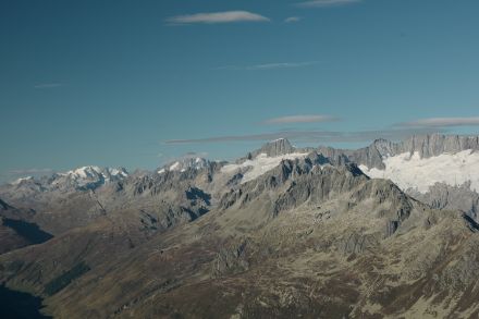 Aussicht vom Pazolastock nach Westen zu (v.r.n.l.) Dammastock, Tiefenstock, Galenstock (Bildmitte), Finsteraarhorn, Aletschhorn und viele weitere Gipfel. 