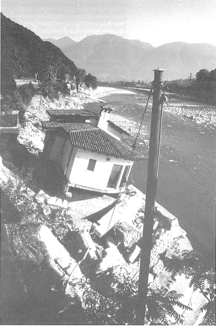 Ufererosion an der Maggia in der Nähe von Losone  am 10. September 1983. 