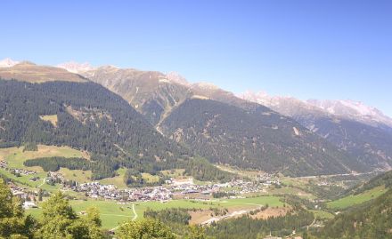 Das Talbecken von Disentis erwärmt sich wegen dem sogenannten Volumeneffekt tagsüber deutlich stärker als die Gebiete in den Voralpen oder im Jura.